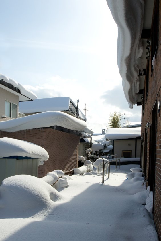 How Does Snow & Ice Affect A Flat Roof?